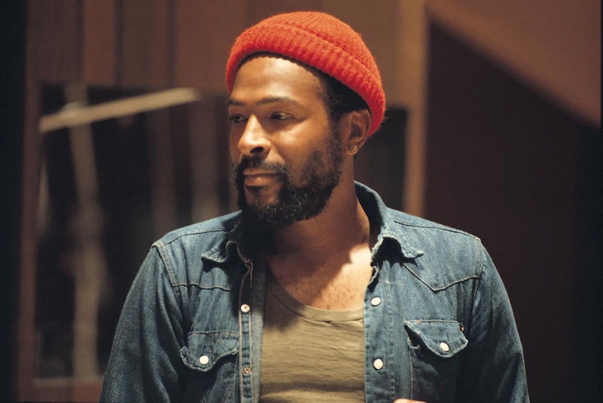 Marvin Gaye portant une chemise en denim et un bonnet rouge à l’époque de I Want You