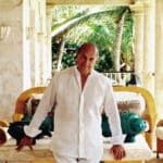 Oscar de la Renta en tenue blanche sur la terrasse de sa maison à Punta Cana