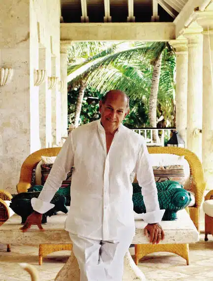 Oscar de la Renta en tenue blanche sur la terrasse de sa maison à Punta Cana
