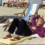 Robert Redford à Cannes, allongé sur un matelas, chemise violine et spectator shoes.