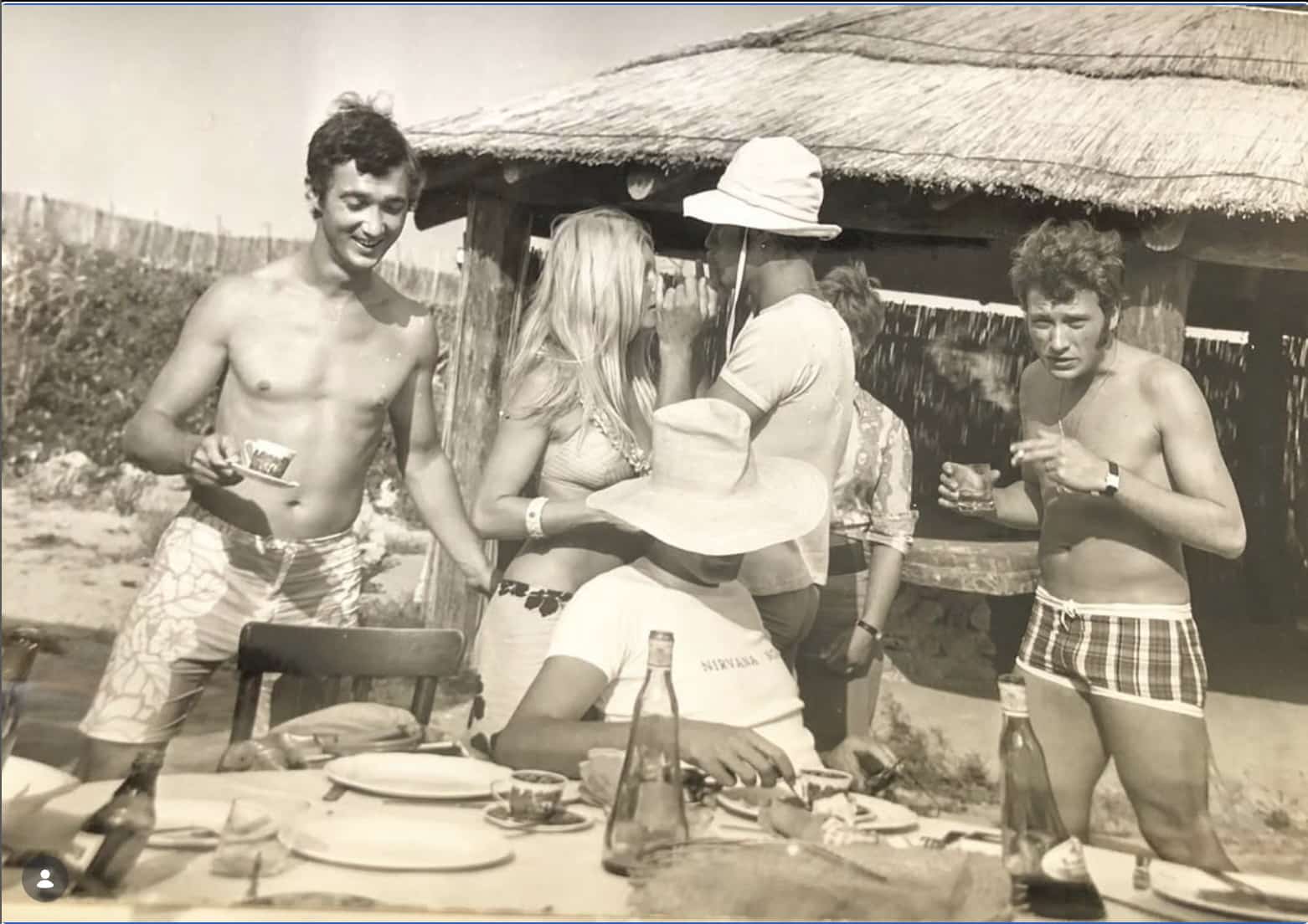 Brigitte Bardot et Johnny Hallyday attablés à l’Épi Plage à Saint-Tropez dans les années 1960