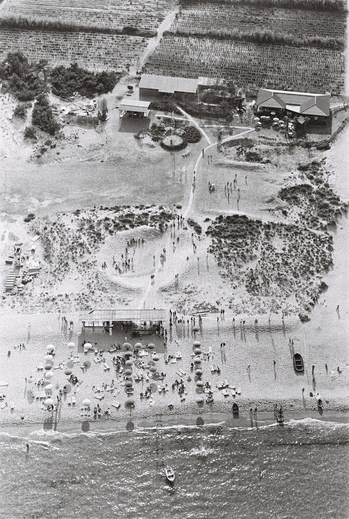 Vue aérienne ancienne de l’Épi Plage sur la plage encore sauvage de Pampelonne à Ramatuelle