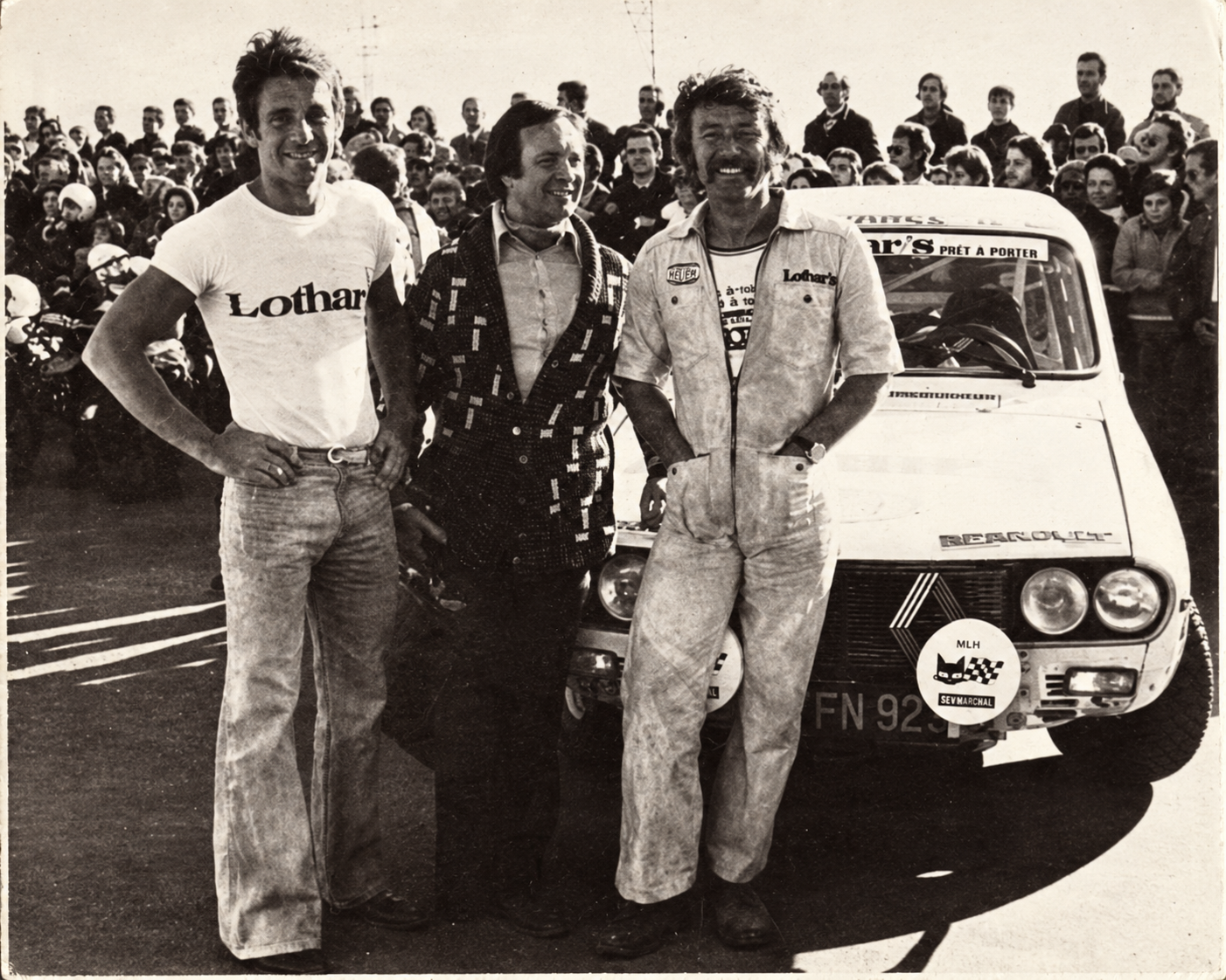 Wolfgang Mauch et ses compagnons devant une Renault de rallye aux couleurs de Lothar’s dans les années 1970