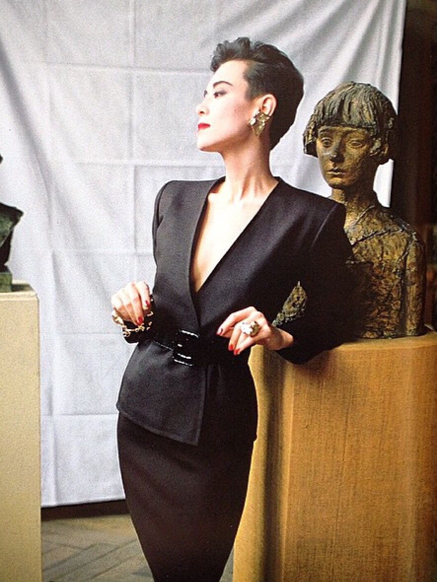 Tina Chow en veste Yves Saint Laurent et tee-shirt blanc chez Mr Chow à New York, photographiée en 1984.