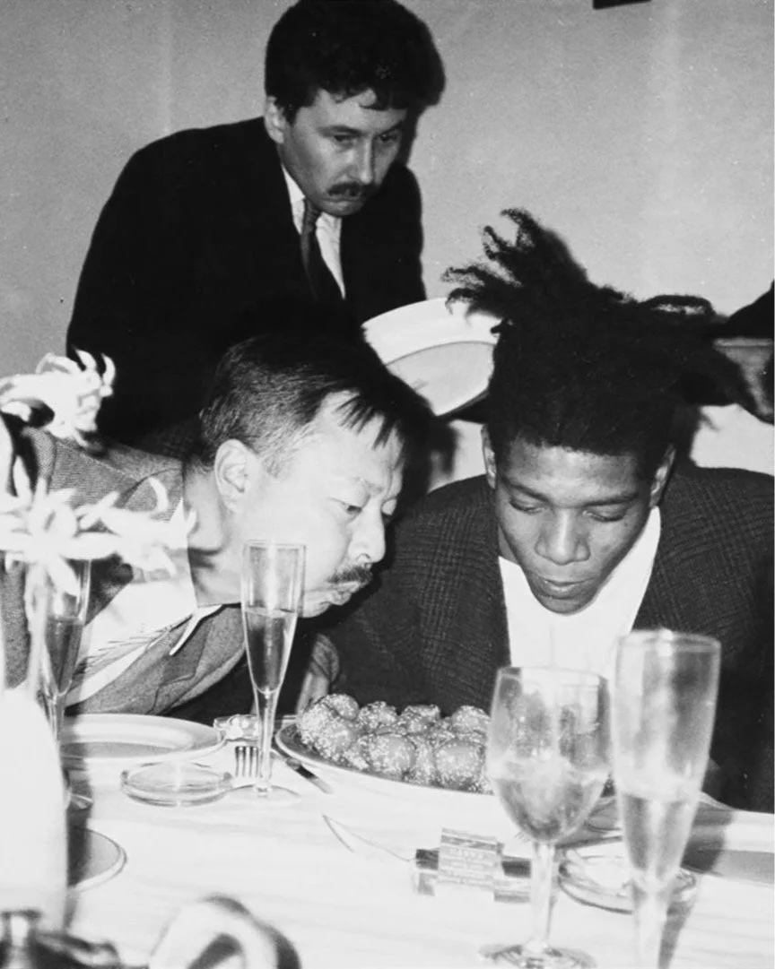 Michael Chow et Jean-Michel Basquiat à une table de restaurant dans les années 1980.